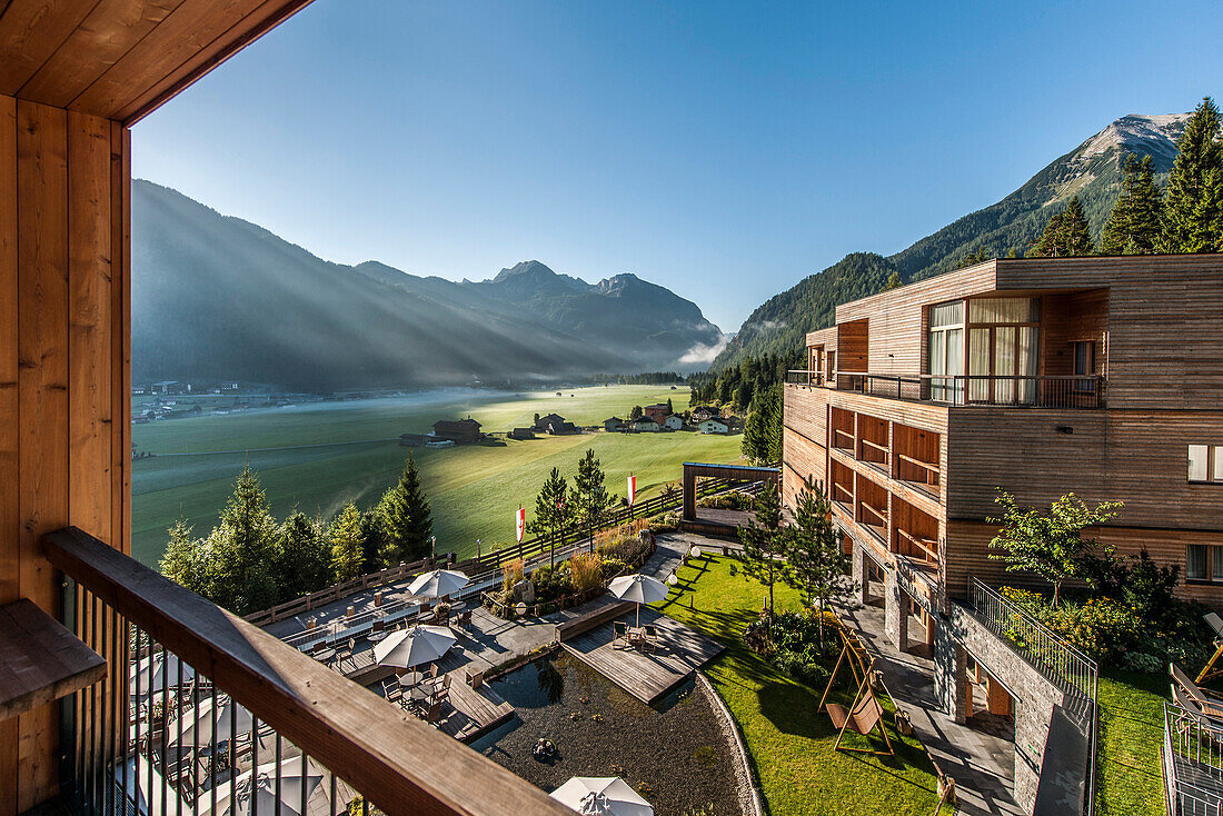 Hotel Das Kronthaler mit Blick auf den Achensee, Achenkirch, Tirol, Österreich