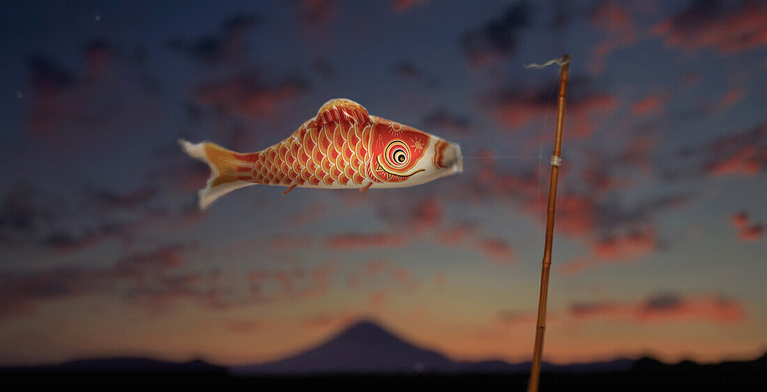Papierfisch- Windspiel vor Abendhimmel, Japan