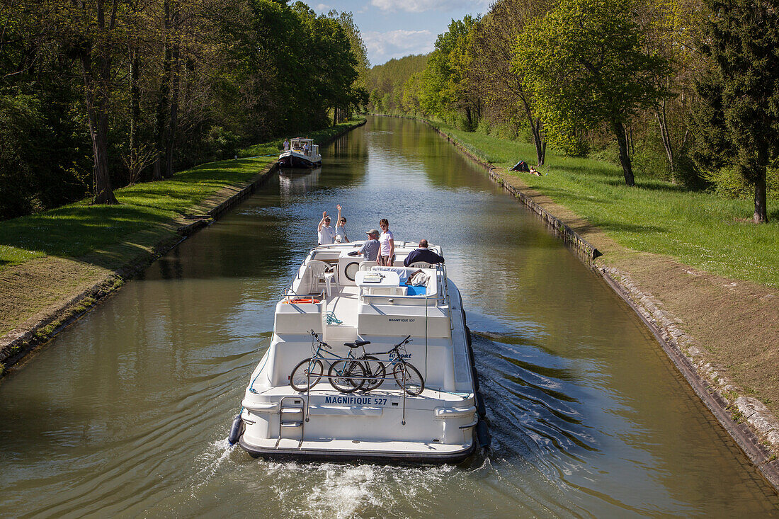 River Navigation On The Canal Running Alongside The Loire, The Lock Of Saint-Bouize, Cher (18), France
