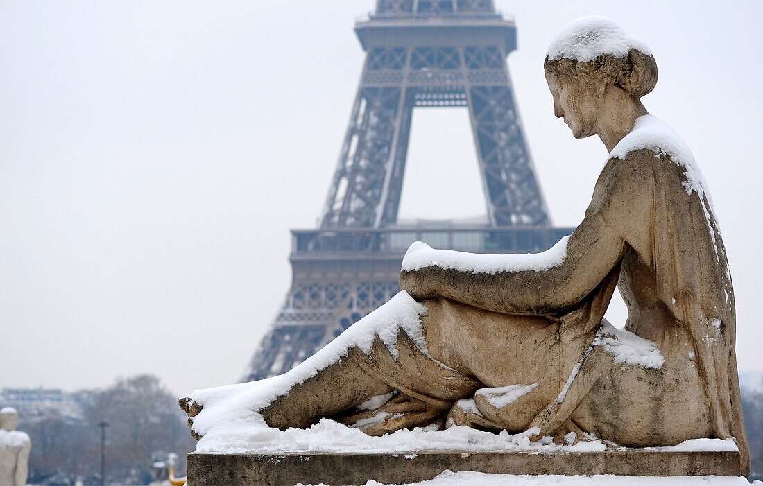 Statue under the snow and Eiffel tower in Paris Trocadero,France,Europa