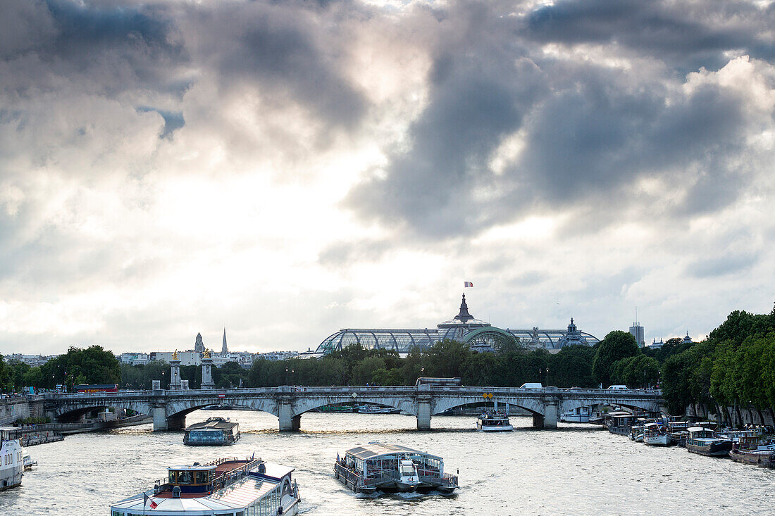 Blick von der Passerelle Léopold-Sédar-Senghor, früher bekannt als Passerelle Solférino auf die Seine und das Grand Palais und die Pont de la Concorde , Paris, Frankreich, Europa, UNESCO Welterbe (Seineufer zwischen Pont de Sully und Pont d'Iéna)