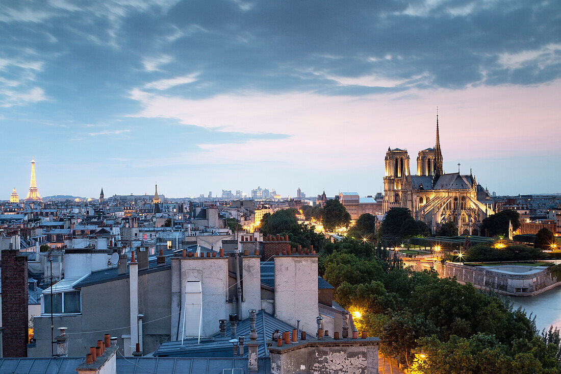 View from the rooftop of La Tour d'Argent towards the Cathedrale Notre-Dame de Paris, Ile de la Cite, Paris, France, Europe, UNESCO World Heritage Sites (bank of Seine between Pont de Sully und Pont d'Iena)