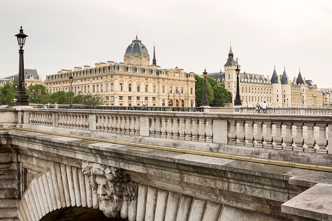 Blick über die Pont de Notre Dame auf Conciergerie, Palais de Justice de Paris, Île de la Cité, Paris, Frankreich, Europa, UNESCO Welterbe (Seineufer zwischen Pont de Sully und Pont d'Iéna)