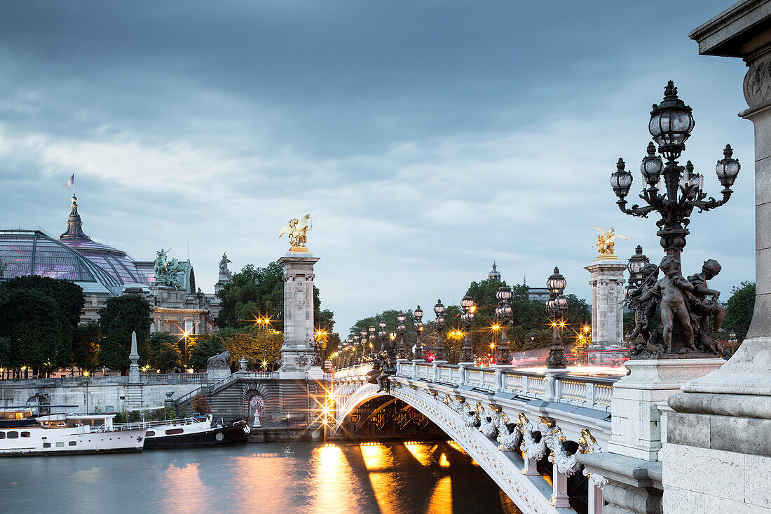 Pont Alexandre III im Abendlicht, im Hintergrund Grand Palais, Paris, Frankreich, Europa, UNESCO Welterbe (Seineufer zwischen Pont de Sully und Pont d'Iéna)