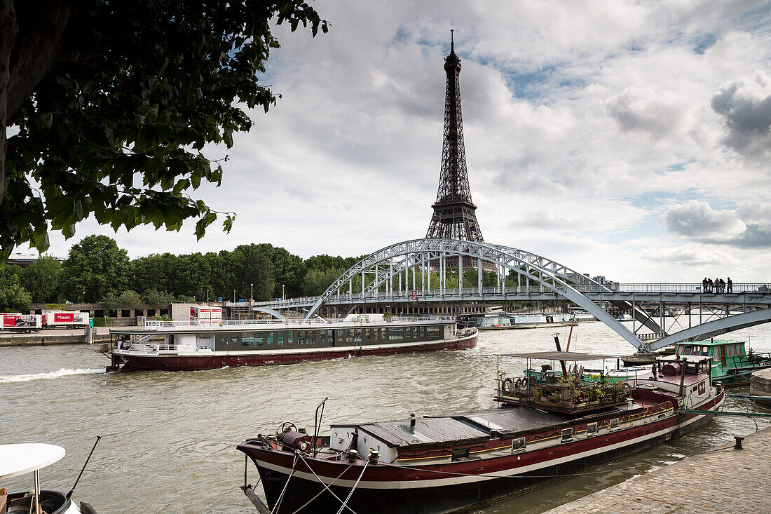 Passerelle Debilly with view towards Quai Bramly and Eiffel Tower, Paris, France, Europe, UNESCO World Heritage Sites (bank of Seine between Pont de Sully und Pont d'Iena)