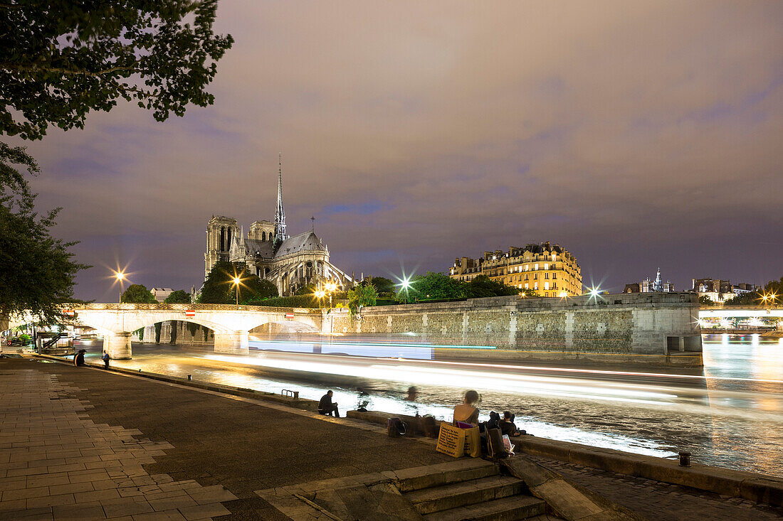 Blick vom Quai de la Tournelle auf Cathédrale Notre-Dame de Paris bei Nacht, Île de la Cité, Paris, Frankreich, Europa, UNESCO Welterbe (Seineufer zwischen Pont de Sully und Pont d'Iéna)