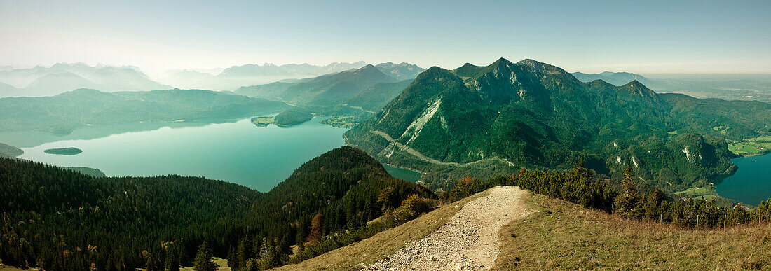 Panoramablick vom Jochberg auf Karwendel Gebirge und Walchensee, Kochel am See, Tölzer Land, Oberbayern, Bayern, Deutschland