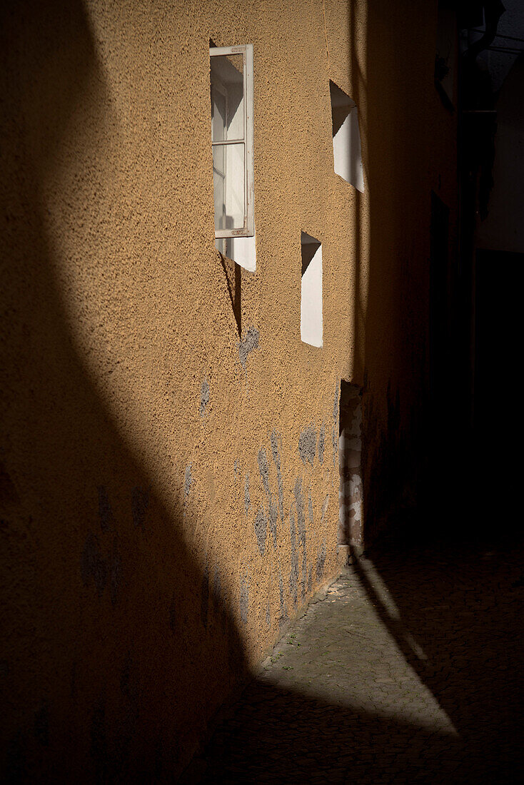Licht und Schatten beleuchten ein geöffnetes Fenster, Altstadt Passau, Niederbayern, Bayern, Deutschland