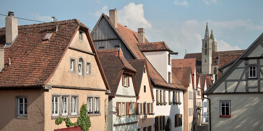 Blick auf Häuser Fassaden der Altstadt Rothenburg ob der Tauber, Romantische Straße, Franken, Bayern, Deutschland