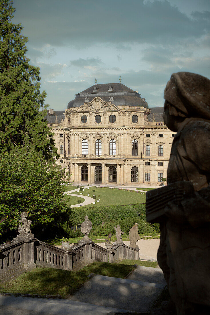 Stein Skulptur blickt auf Residenz, Barock Stil, Würzburg, Franken, Bayern, Deutschland, UNESCO