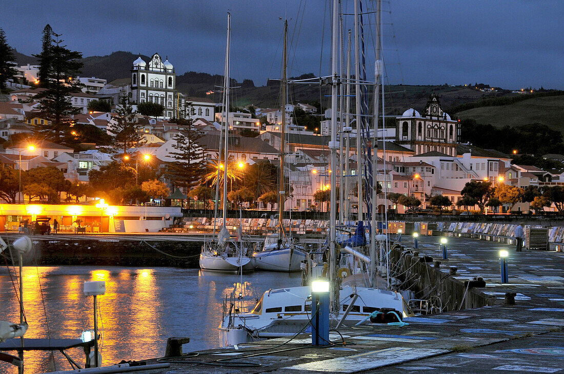 Horta mit Yachthafen und Kirche do Carmo, Insel Faial, Azoren, Portugal
