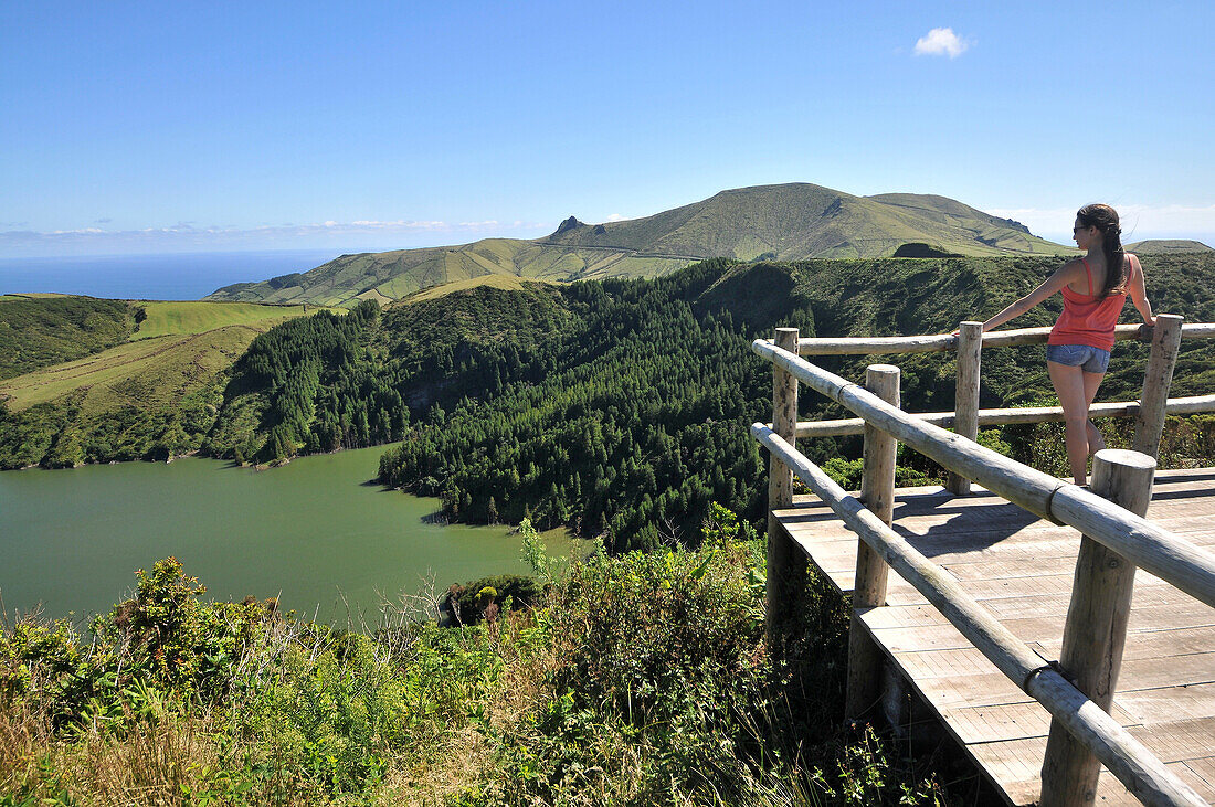 Junge Frau genießt den Aussicht, Caldeira Funda, Insel Flores, Azoren, Portugal