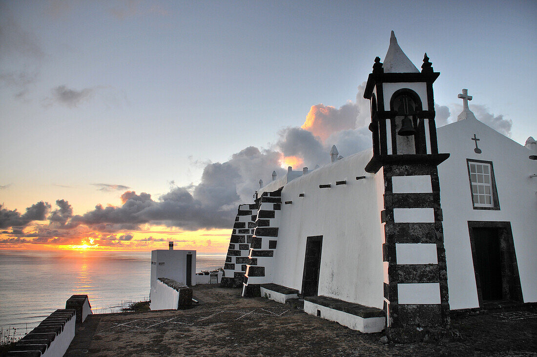 Sonnenaufgang an der Sra da Ajuda, Monte da Ajuda, Santa Cruz, Insel Graciosa, Azoren, Portugal