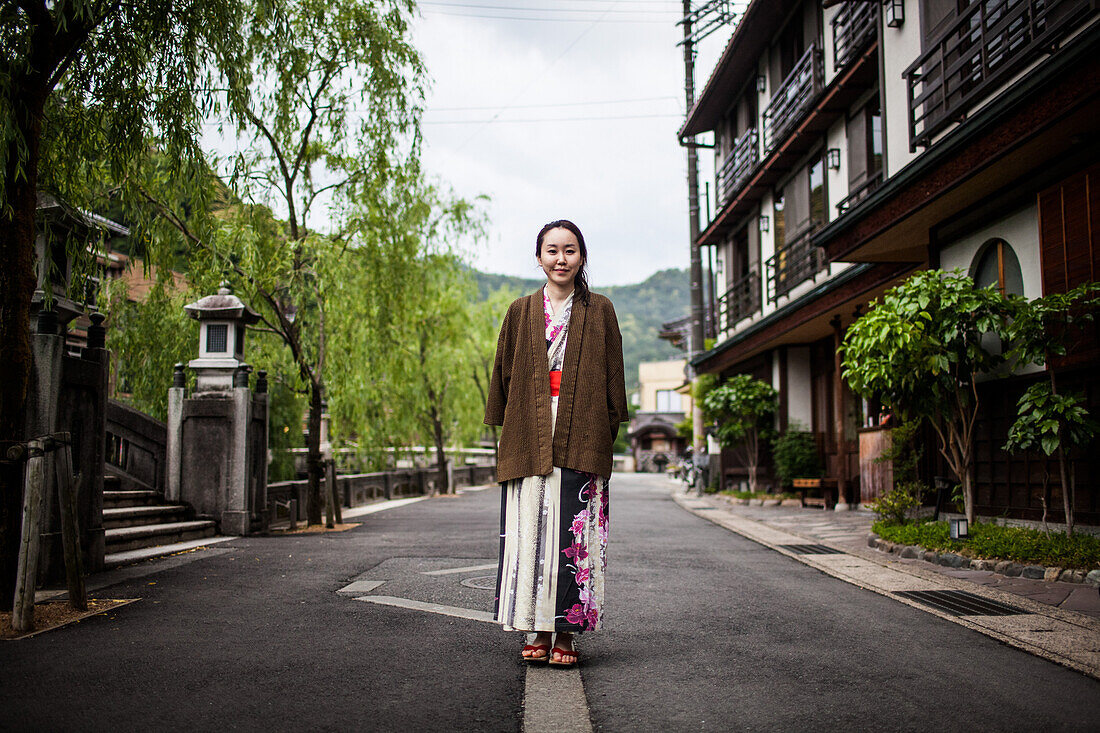 Junge Frau im traditionellen japanischen Gewand, Porträt, Kinosaki, Japan