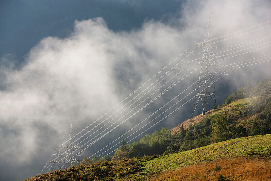 Strommasten im Nebel, Kaprun, Salzburg, Österreich