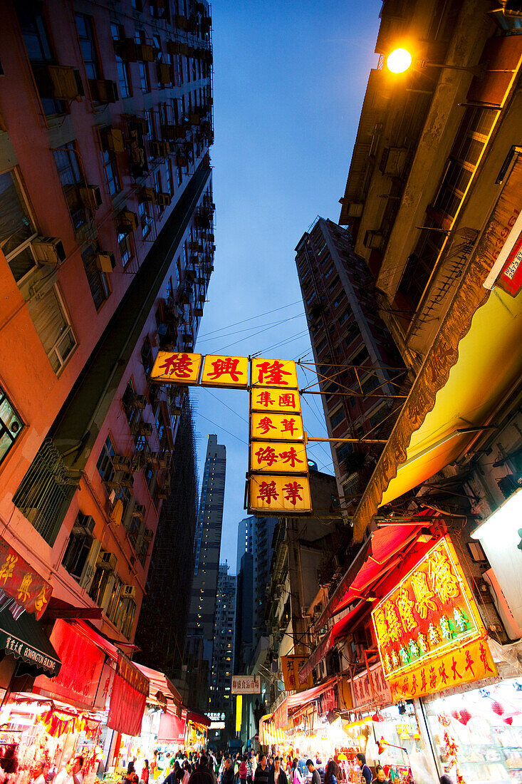 Belebte Einkaufsstraße am Abend, Hongkong, China