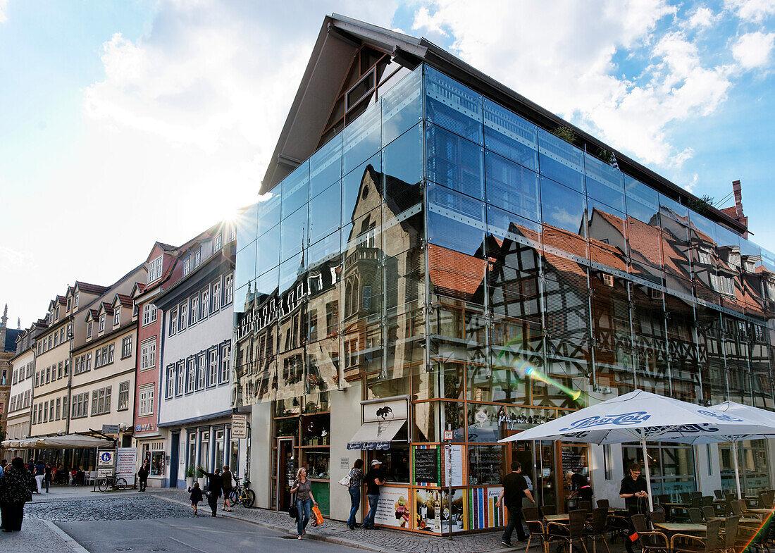 Geschäftshaus am Benediktsplatz mit Spiegelung, Erfurt, Thüringen, Deutschland