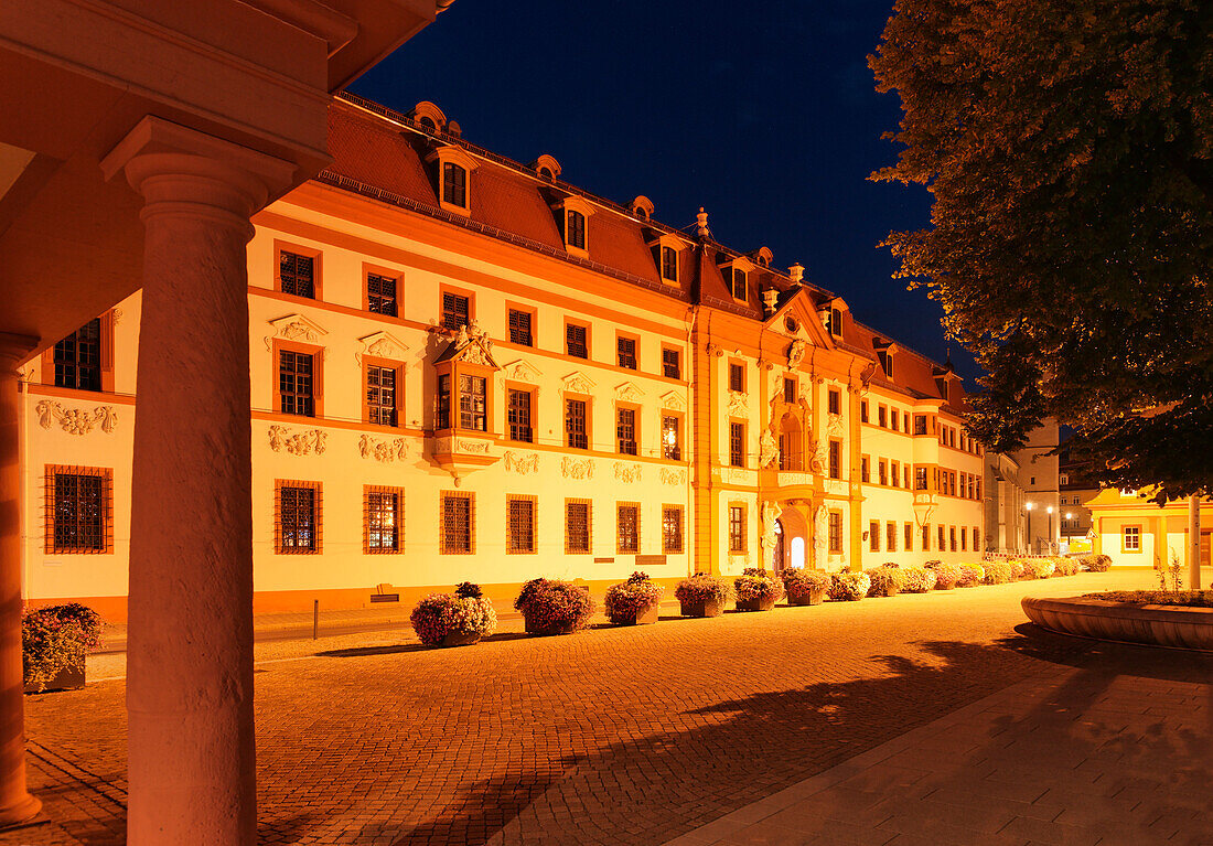 Staatskanzlei des Landes Thüringen bei Nacht, ehemalige kurmainzische Statthalterei, Hirschgarten, Erfurt, Thüringen, Deutschland