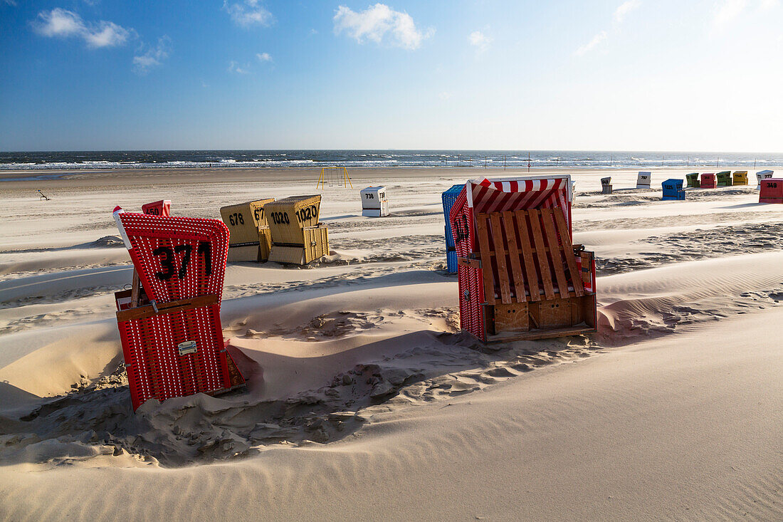 Strandkörbe am Strand, Nordseeheilbad Langeoog, Ostfriesische Inseln, Nordsee, Ostfriesland, Niedersachsen, Deutschland, Europa