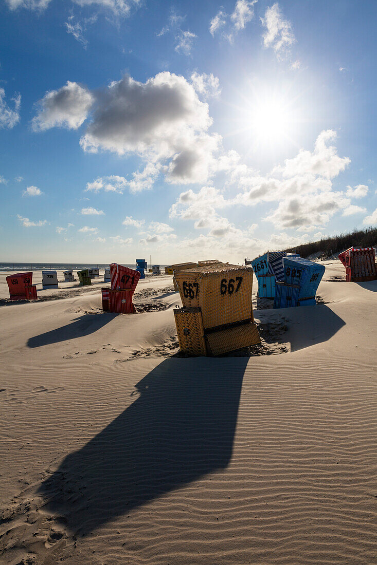 Strandkörbe am Strand, Sonne, Wilken, Nordseeheilbad Langeoog, Ostfriesische Inseln, Nordsee, Ostfriesland, Niedersachsen, Deutschland, Europa