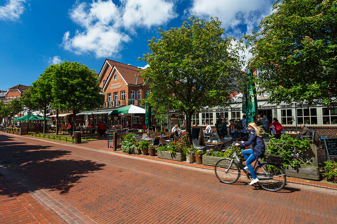 Cafes und Restaurants in der Barkhausenstraße, Langeoog, Ostfriesische Inseln, Nordsee, Ostfriesland, Niedersachsen, Deutschland, Europa