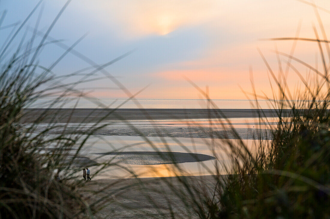 Strand in der Abenddämmerung, Wolkenstimmung, Langeoog, Ostfriesische Inseln, Nordsee, Ostfriesland, Niedersachsen, Deutschland, Europa