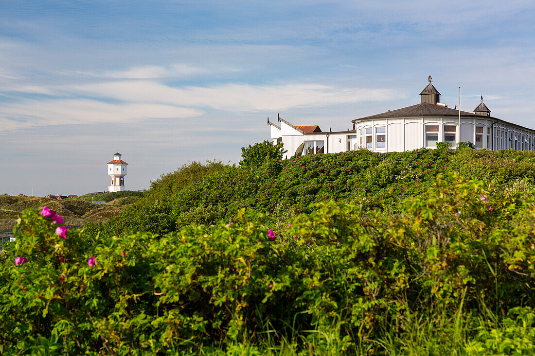 Restaurant Strandhalle in den Dünen und Wasserturm, Langeoog, Ostfriesische Inseln, Nordsee, Ostfriesland, Niedersachsen, Deutschland, Europa