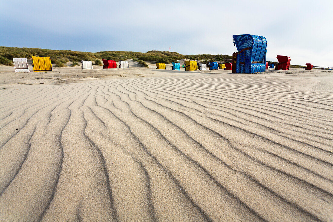 Wellenstruktur im Sand, Strandkörbe am Strand, Juist, Ostfriesische Inseln, Nordsee, Ostfriesland, Niedersachsen, Deutschland, Europa