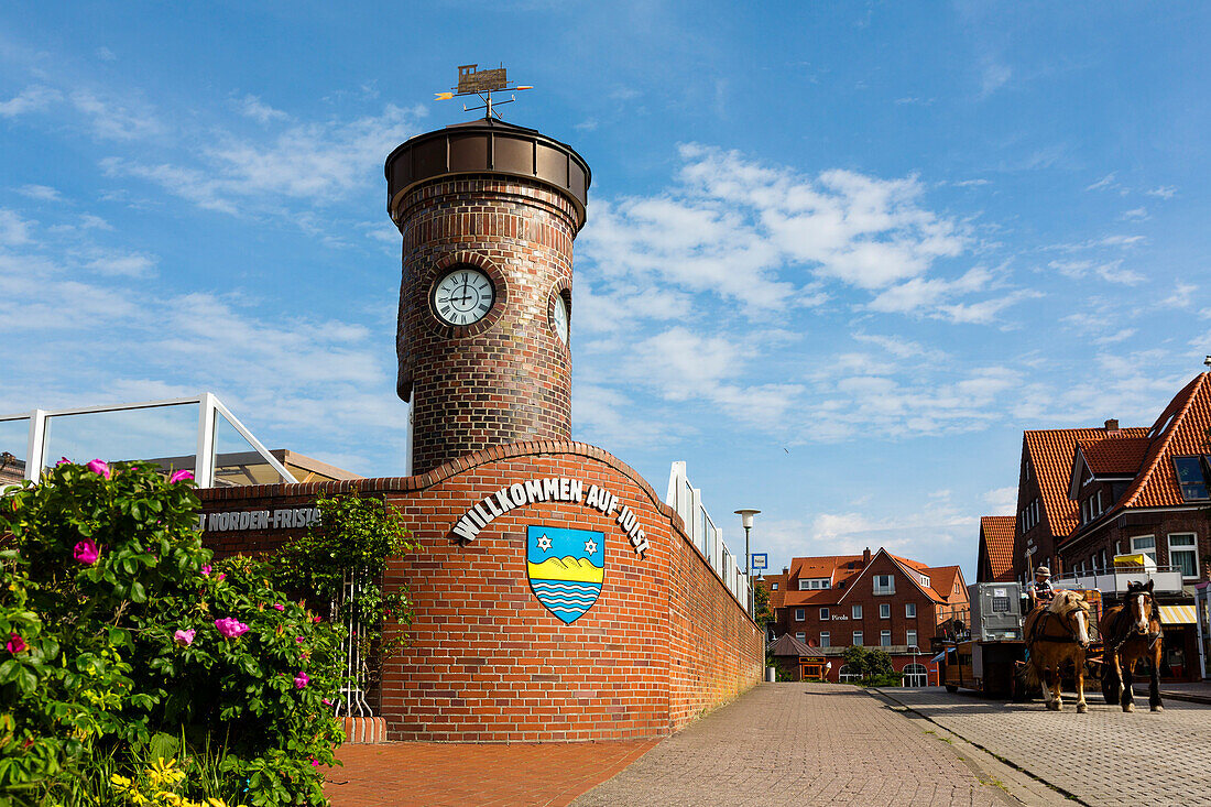 Small lighthouse with emblem, Juist Island, Nationalpark, North Sea, East Frisian Islands, East Frisia, Lower Saxony, Germany, Europe