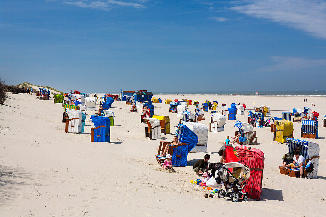 Beach chairs and people on the beach, Juist Island, North Sea, East Frisian Islands, East Frisia, Lower Saxony, Germany, Europe