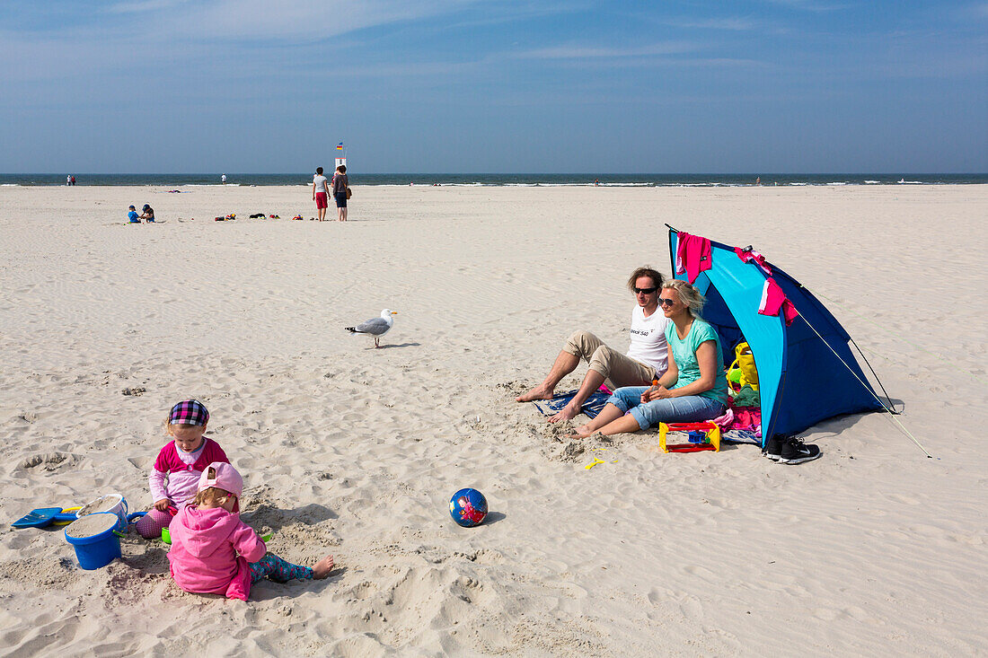 Young family on the beach, Juist Island, North Sea, East Frisian Islands, East Frisia, Lower Saxony, Germany, Europe