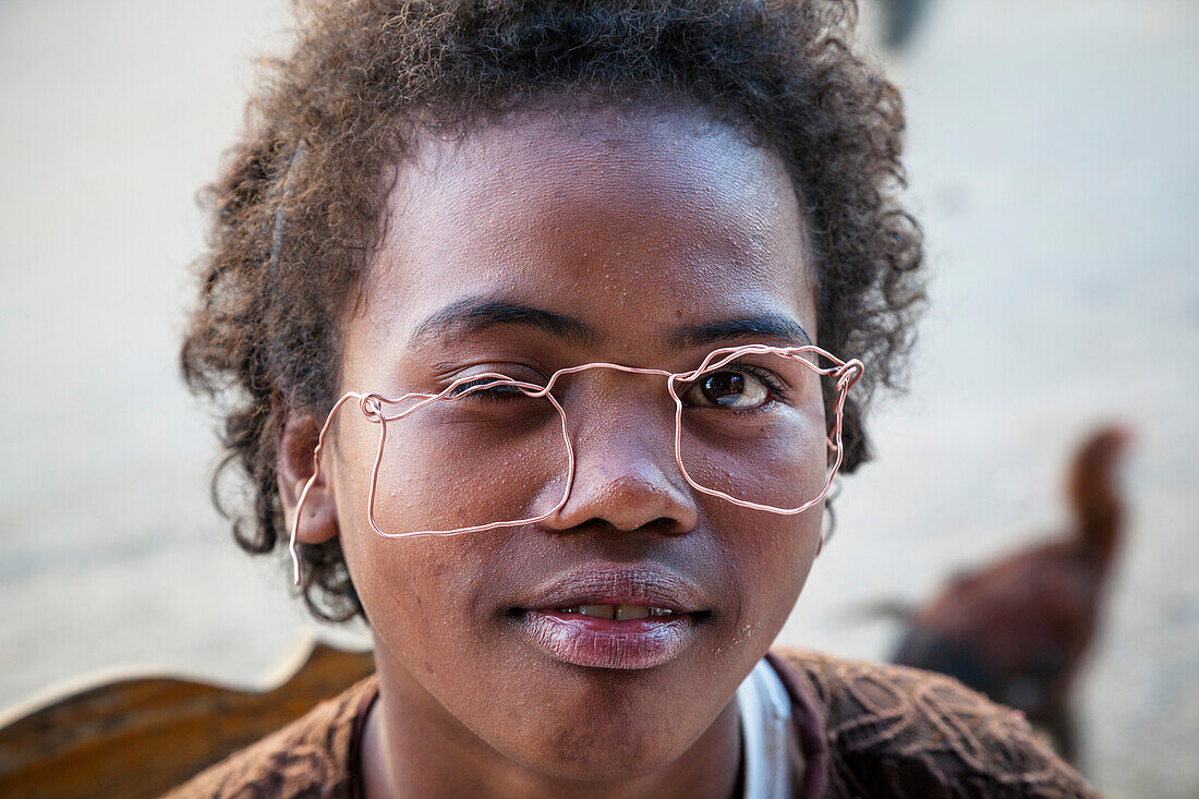 Bub mit selbst gebastelter Brille, Stamm der Bara, Ranohira, Hochland, Madagaskar, Afrika