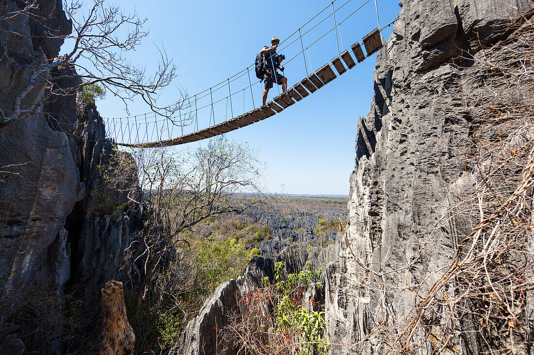 Hängebrücke in der Karstlandschaft Tsingy de Bemaraha, Nationalpark Tsingy-de-Bemaraha, Mahajanga, Madagaskar, Afrika