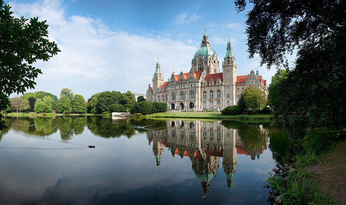 Neues Rathaus, Spiegelung im Maschteich, Hannover, Niedersachsen, Deutschland