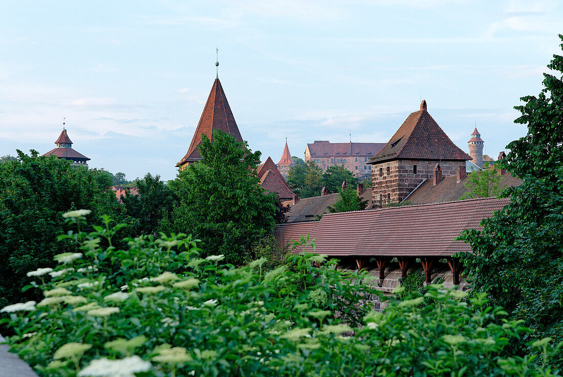 Blick von der Westtormauer zur Kaiserburg, Nürnberg, Mittelfranken, Bayern, Deutschland