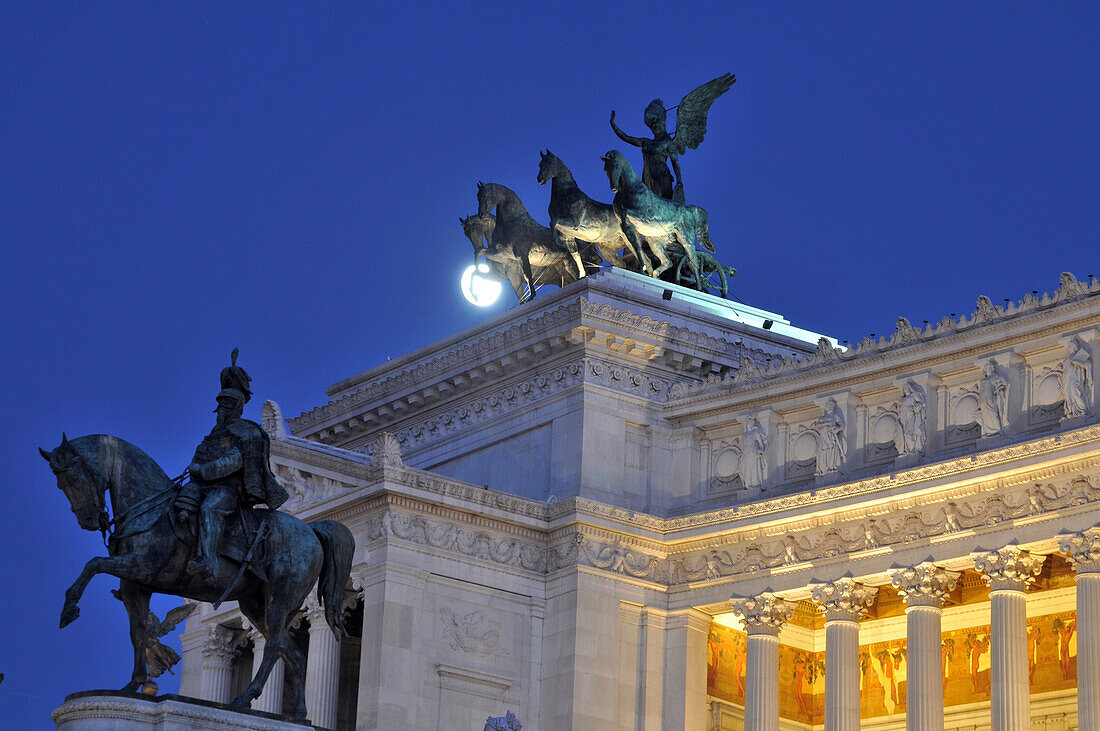 Monumento Vittorio Emanuelle am Piazza Venezia mit Vollmond, Rom, Italien