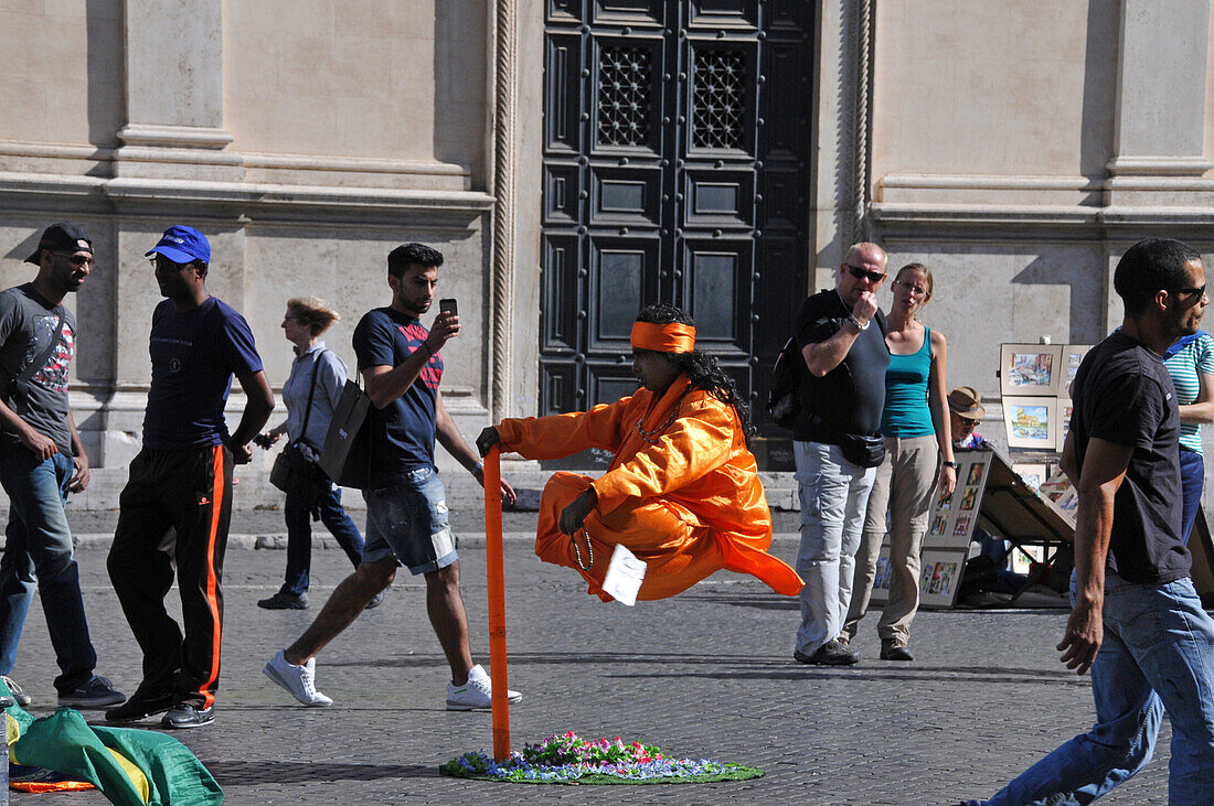 Strassenkünstler bei Levitation, Piazza Navona, Rom, Italien