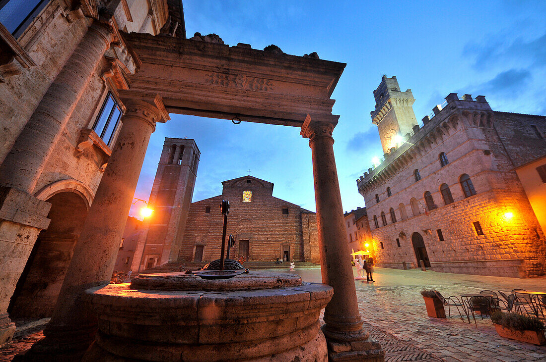 Brunnen am Rathausplatz bei Nacht, Montepulciano, Süd-Toskana, Toskana, Italien