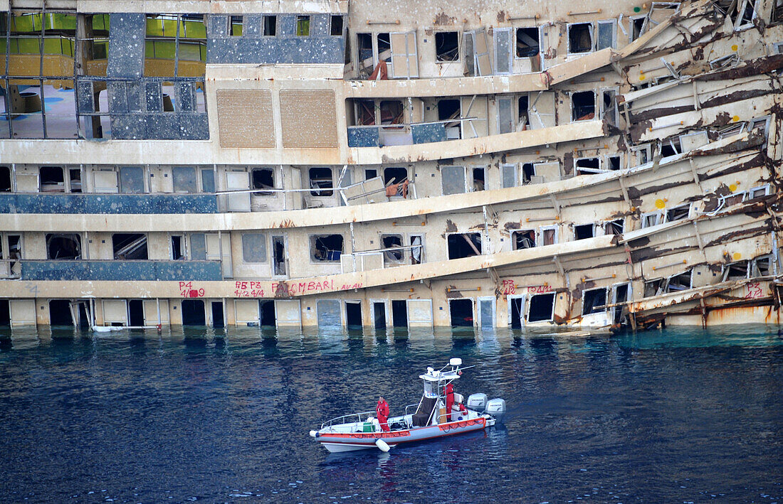 Wrack der Costa Concordia vor Giglio Porto, Insel Giglio im Mar Tirreno, Süd-Toskana, Toskana, Italien