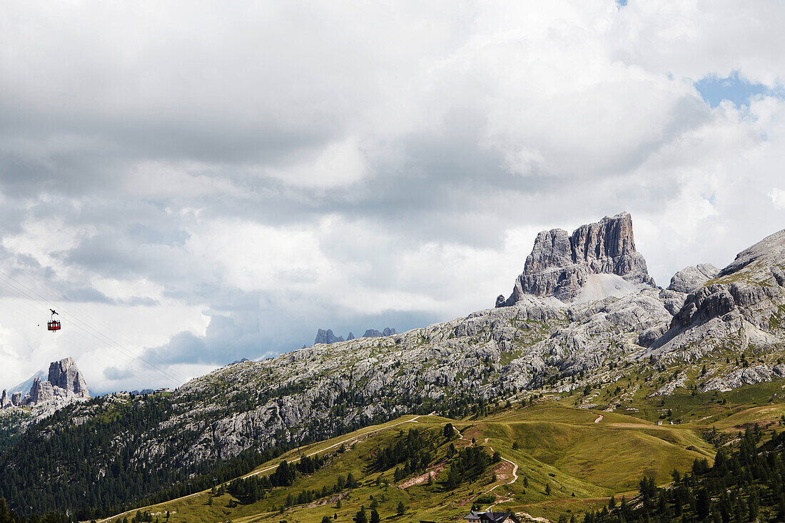 Seilbahn zum Lagazuoi mit Blick auf Cinque Torri, Passo di Falzarego, Alta Badia, Dolomiten, Südtirol, Italien