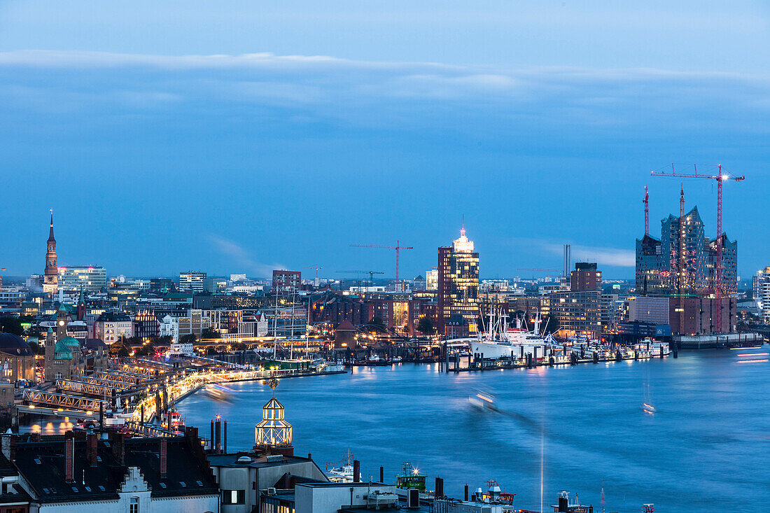 Stadtansicht mit Elbe am Abend, Hamburg, Deutschland