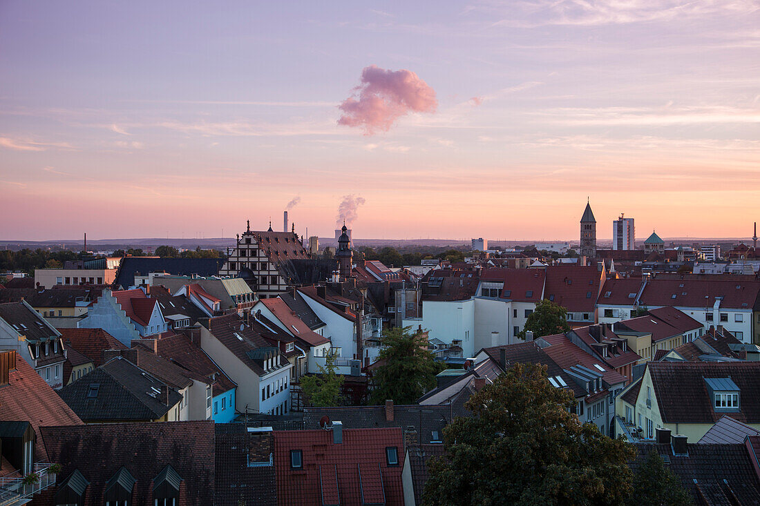 Blick über Stadt vom Panorama Hotel bei Sonnenuntergang, Schweinfurt, Franken, Bayern, Deutschland