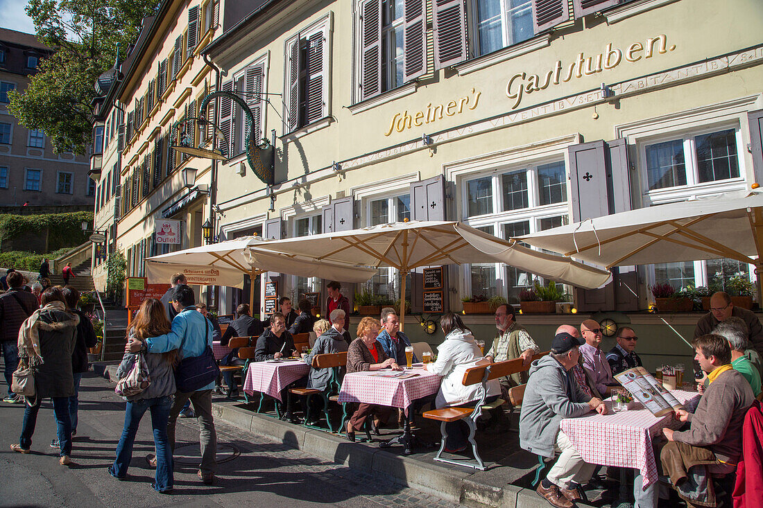 Menschen sitzen draußen vor Scheiners Gaststuben, Bamberg, Franken, Bayern, Deutschland