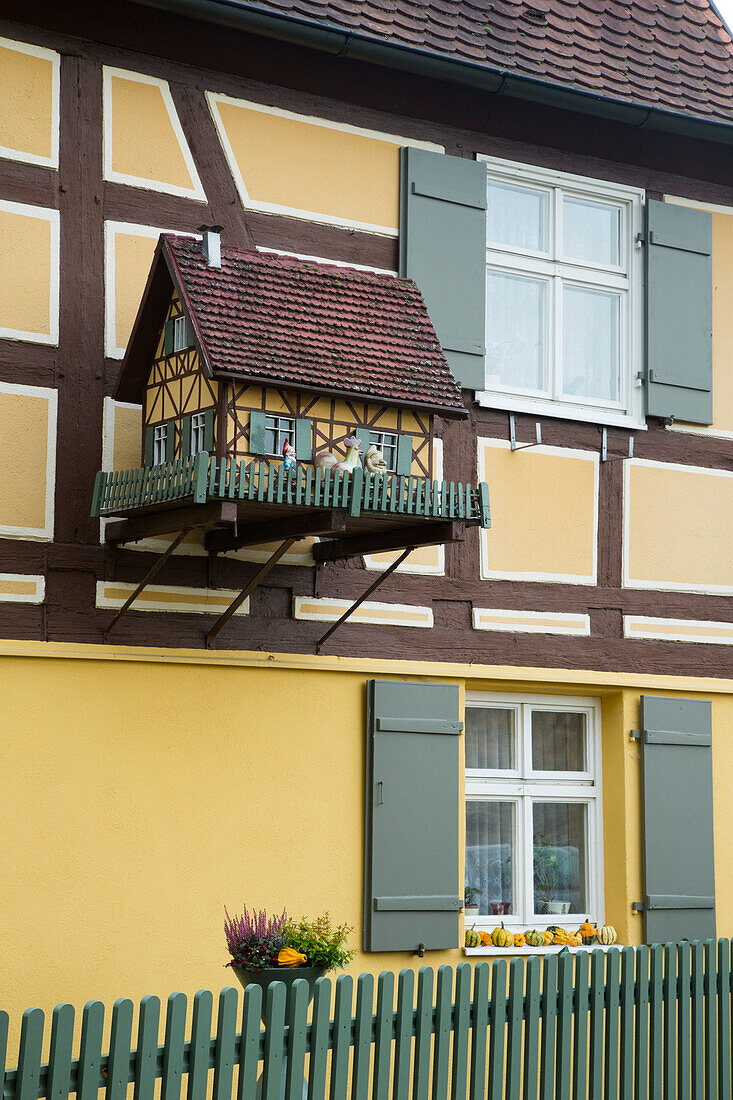 Gelbes Fachwerkhaus und Taubenhäuschen, Dinkelsbühl, Franken, Bayern, Deutschland