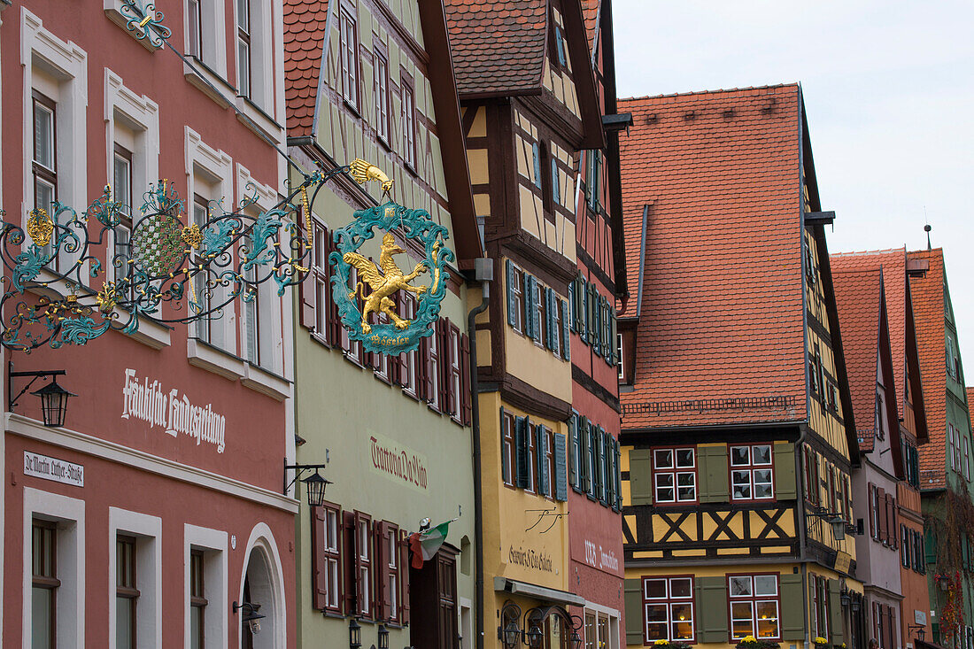 Schild von Gasthaus Rösler und Gebäude in der Altstadt, Dinkelsbühl, Franken, Bayern, Deutschland