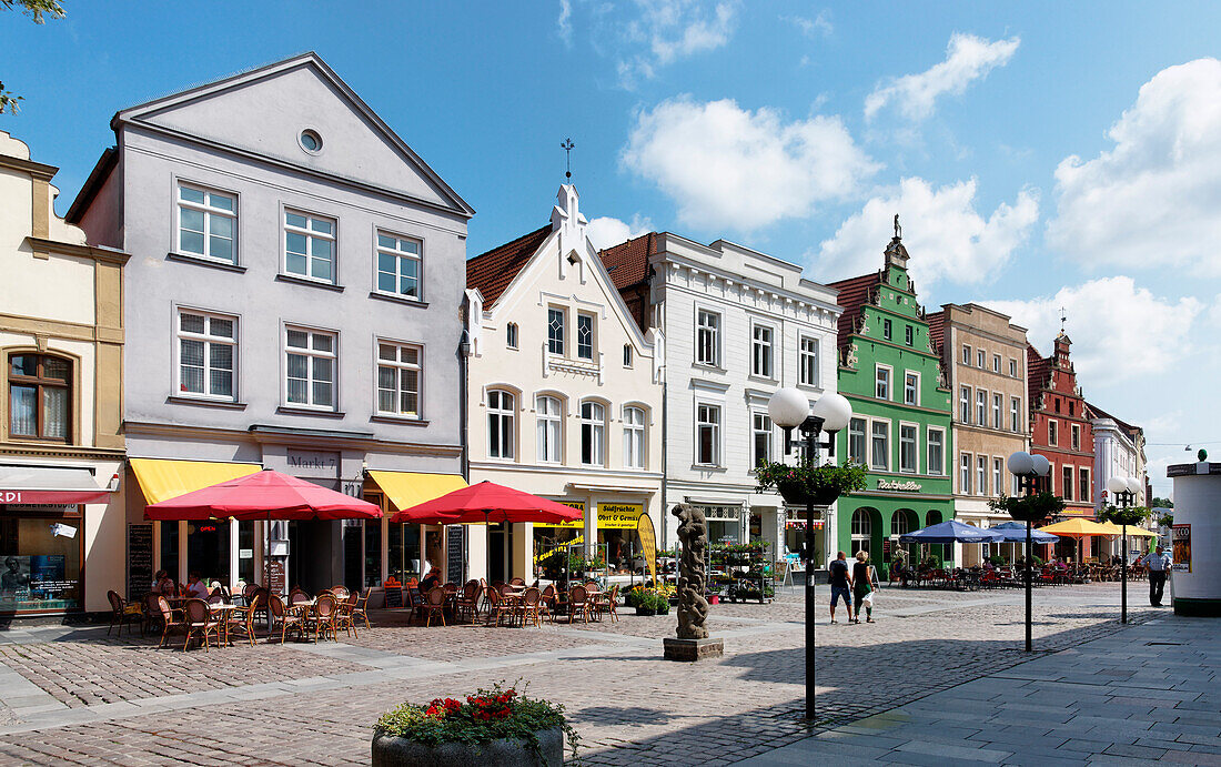 Güstrower Marktplatz mit Giebelhäusern, Güstrow, Mecklenburg-Vorpommern, Deutschland