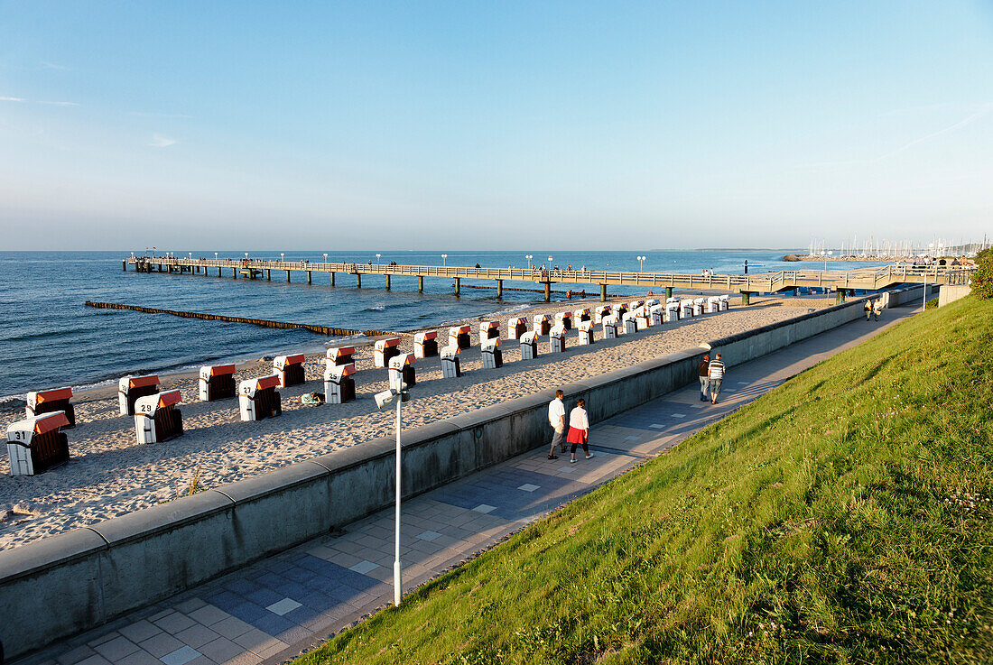 Strandpromenade mit der Seebrücke am Abend, Ostseebad Kühlungsborn, Mecklenburg-Vorpommern, Deutschland