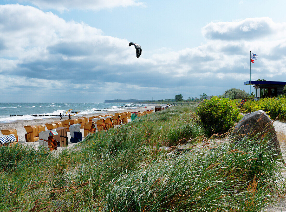 Drachenfliegen am Strand, Ostseestrand, Ostseeheilbad Heiligendamm, Mecklenburg-Vorpommern, Deutschland