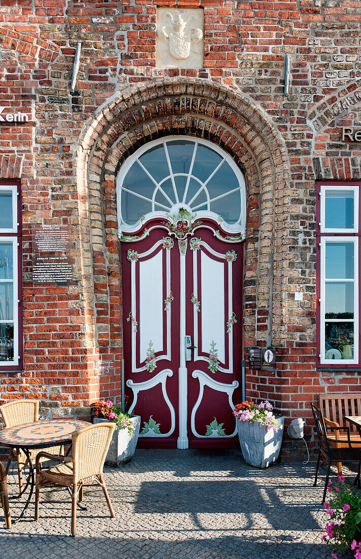 Tür der Alten Vogtei, ein altes Backsteingiebelhaus aus dem Jahr 1551, Travemünde, Lübeck, Schleswig-Holstein, Deutschland