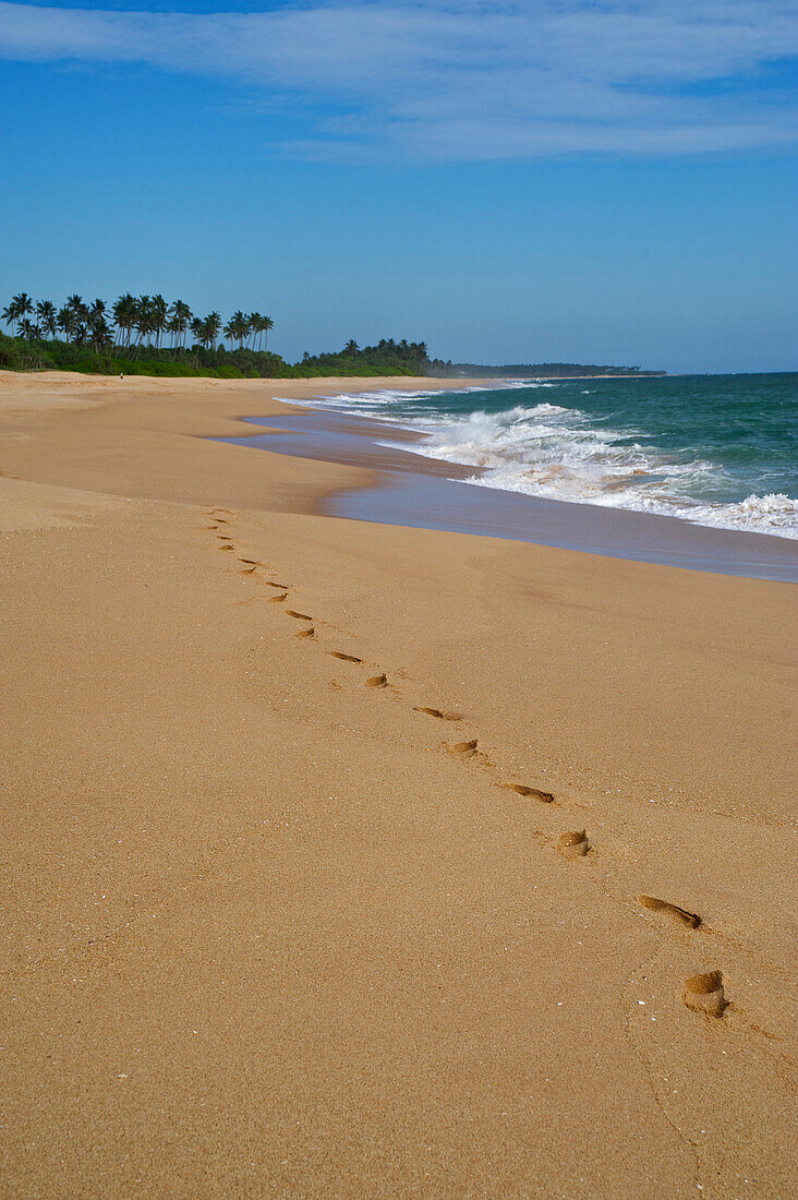 Fußspur im Sand an Kilometer langem einsamen Strand östlich von Tangalle ganz im Süden von Sri Lanka